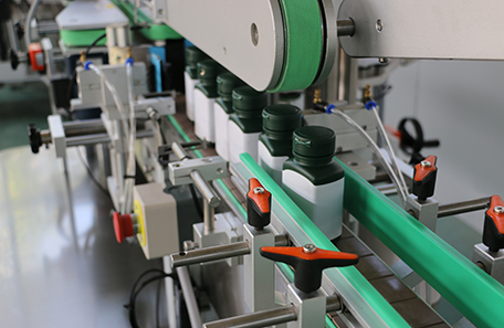 方瓶多側面貼標機