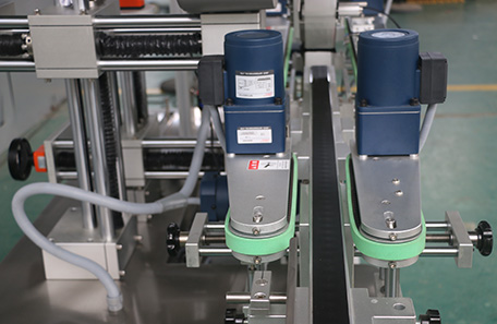 嬰兒尿布上下面貼標(biāo)機(jī)