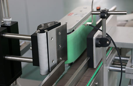 立式牛奶瓶貼標(biāo)機(jī)