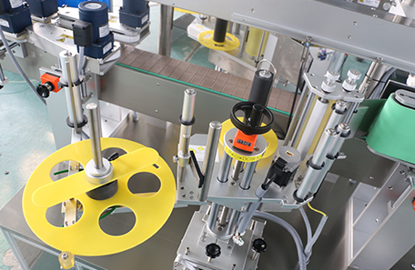 扁瓶不干膠雙面貼標機