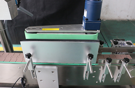 方瓶不干膠雙面貼標機