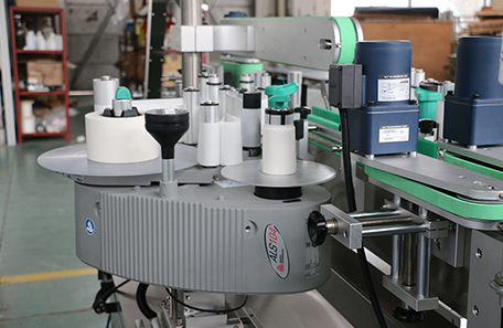 牛奶瓶雙面貼標(biāo)機(jī)