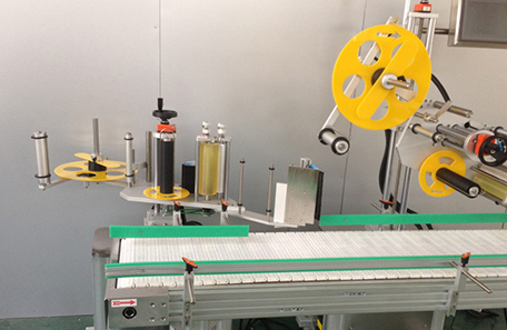 紙箱平側面貼標機